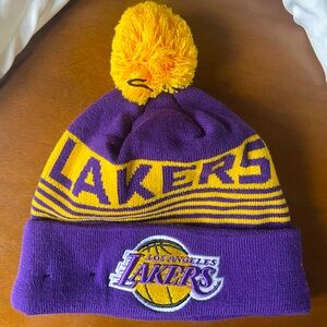 NWOT New Era Los Angeles Lakers Winter Fleece Beanie Hat Puff Top LA basketball